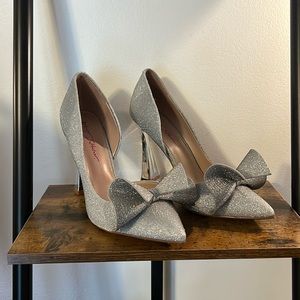 Betsey Johnson sparkle bows 9.5